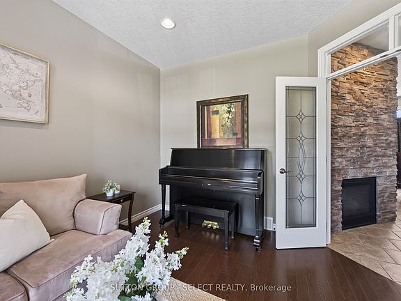 5th image of 6 Ashwood Cres