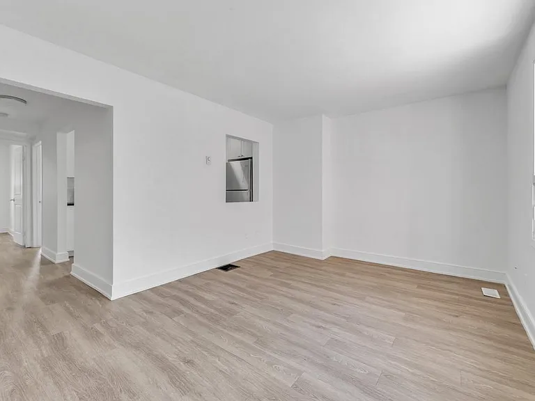 371 Yonge St — Photo 8