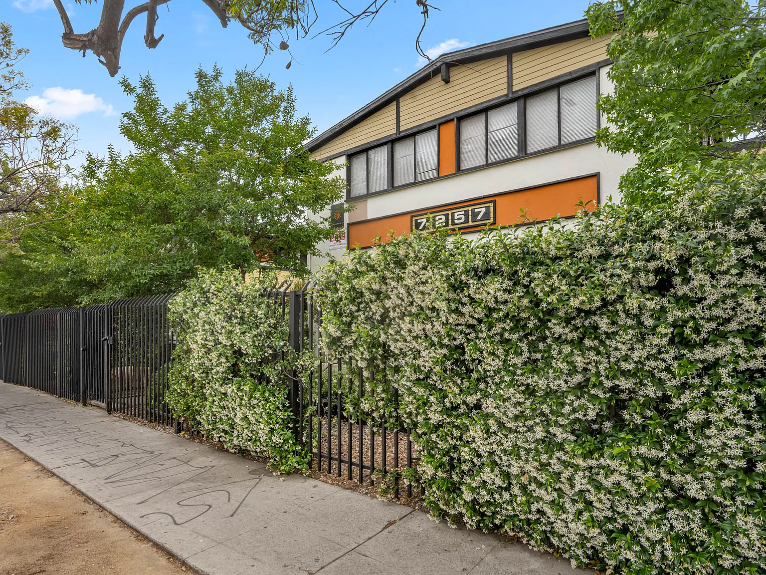7253 Vineland Ave — Photo 1