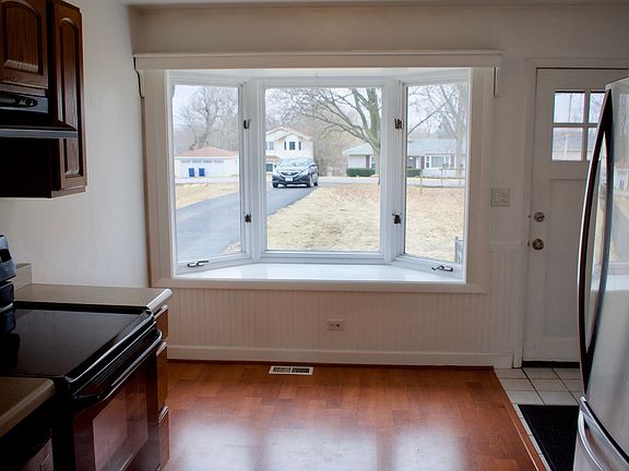 3rd image of 4736 Winchester Ave