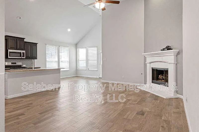 4 bed, 2.0 bath, 1813 sqft, $2,680 — Photo 3