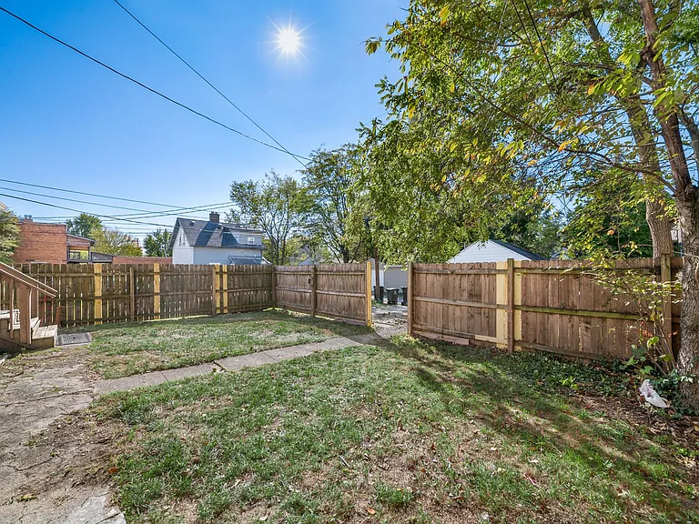 2245 Summit St #2 — Photo 33