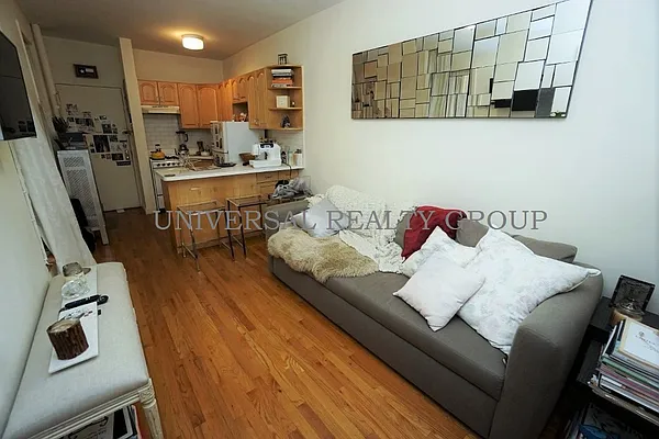 Rented by Universal Realty Group | media 27
