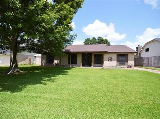 308 Maplewood Dr, Friendswood, TX 77546