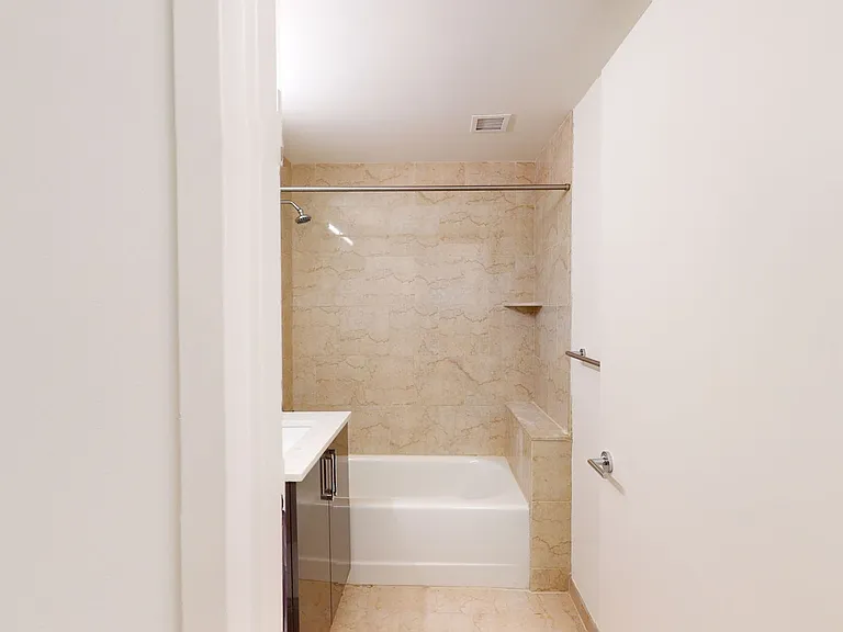 10 Hanover Square — Photo 49
