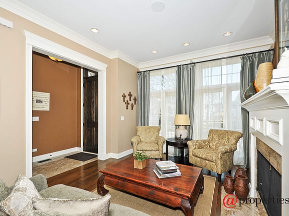 Foyer/Living Room