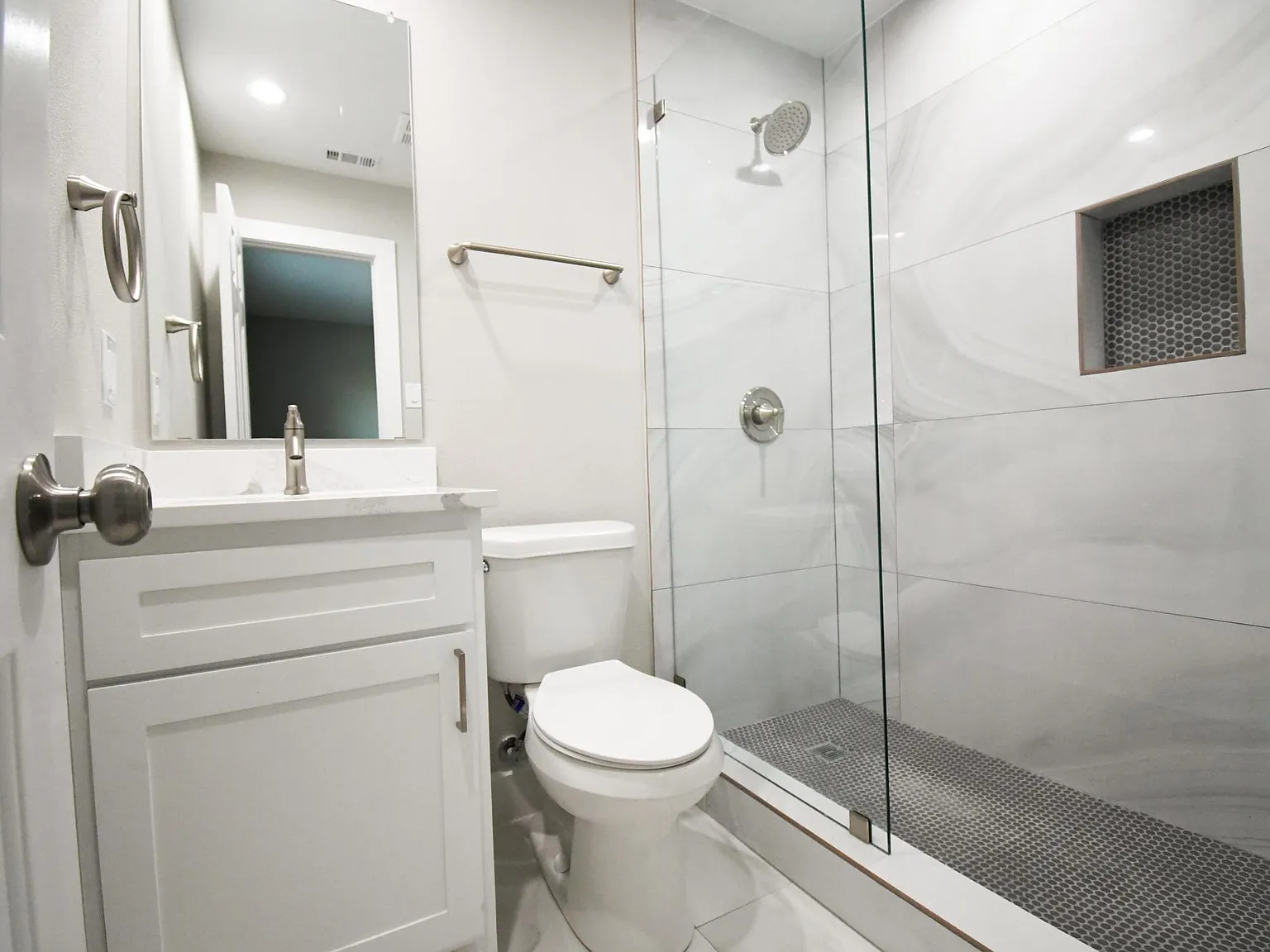 3 bed, 1188 sqft, $2,700 — Photo 4