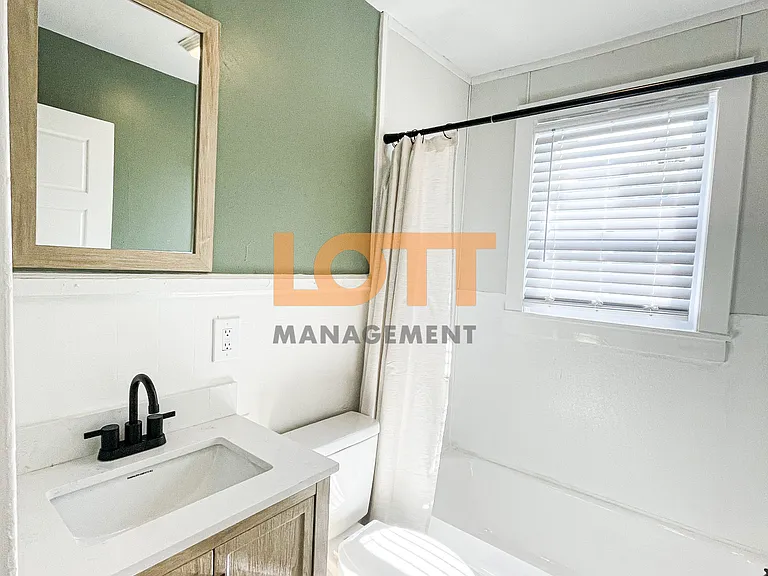 1 Hollywood Cir — Photo 12