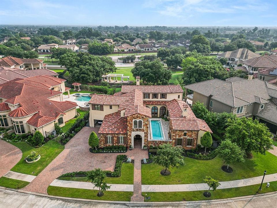 1st image of 17 Miramar Heights Circles