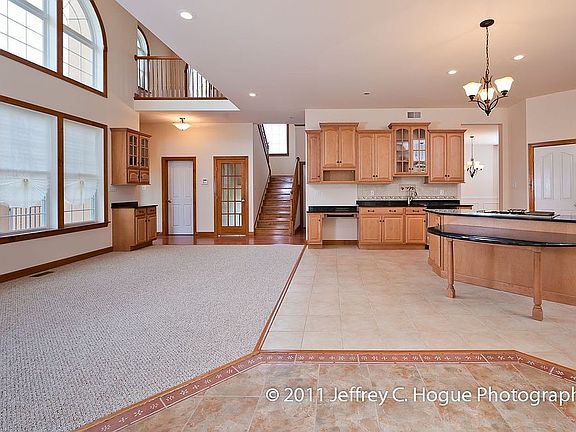4th image of 32 Glen Oley Dr