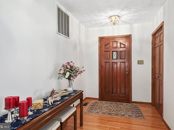 5th image of 1600 Clover Dr