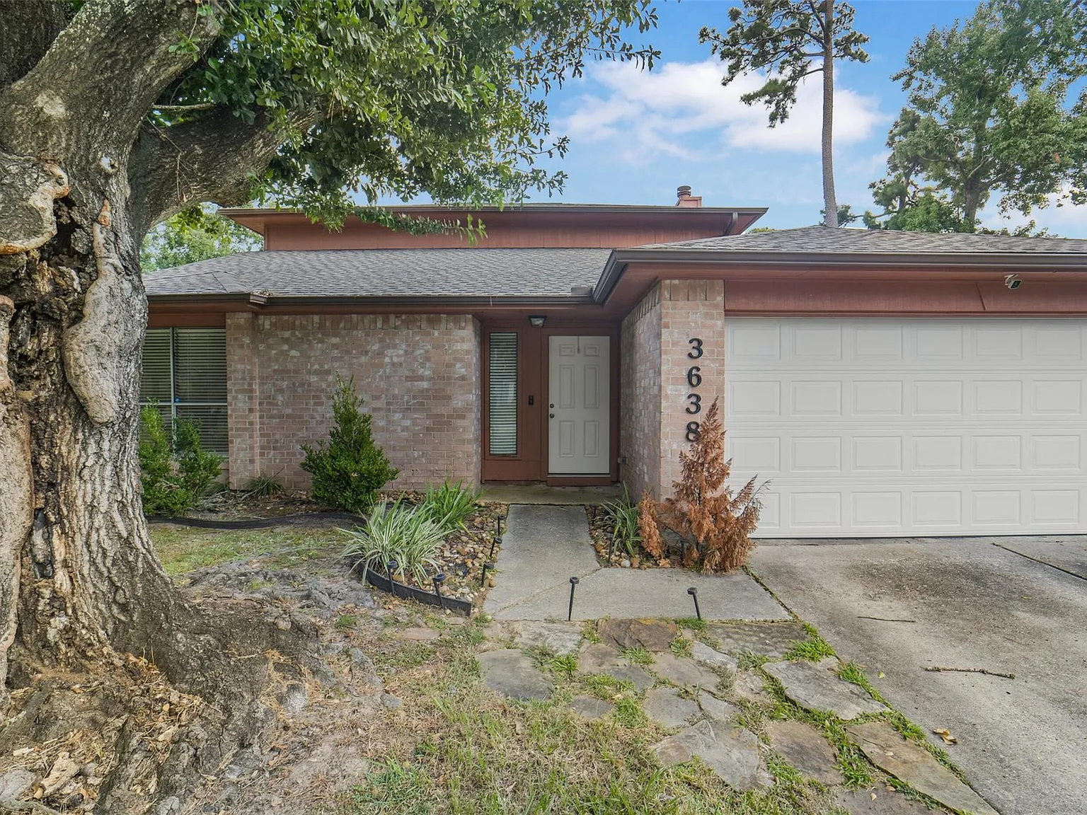 3 bed, 2.5 bath, 1831 sqft, $1,950 — Photo 2