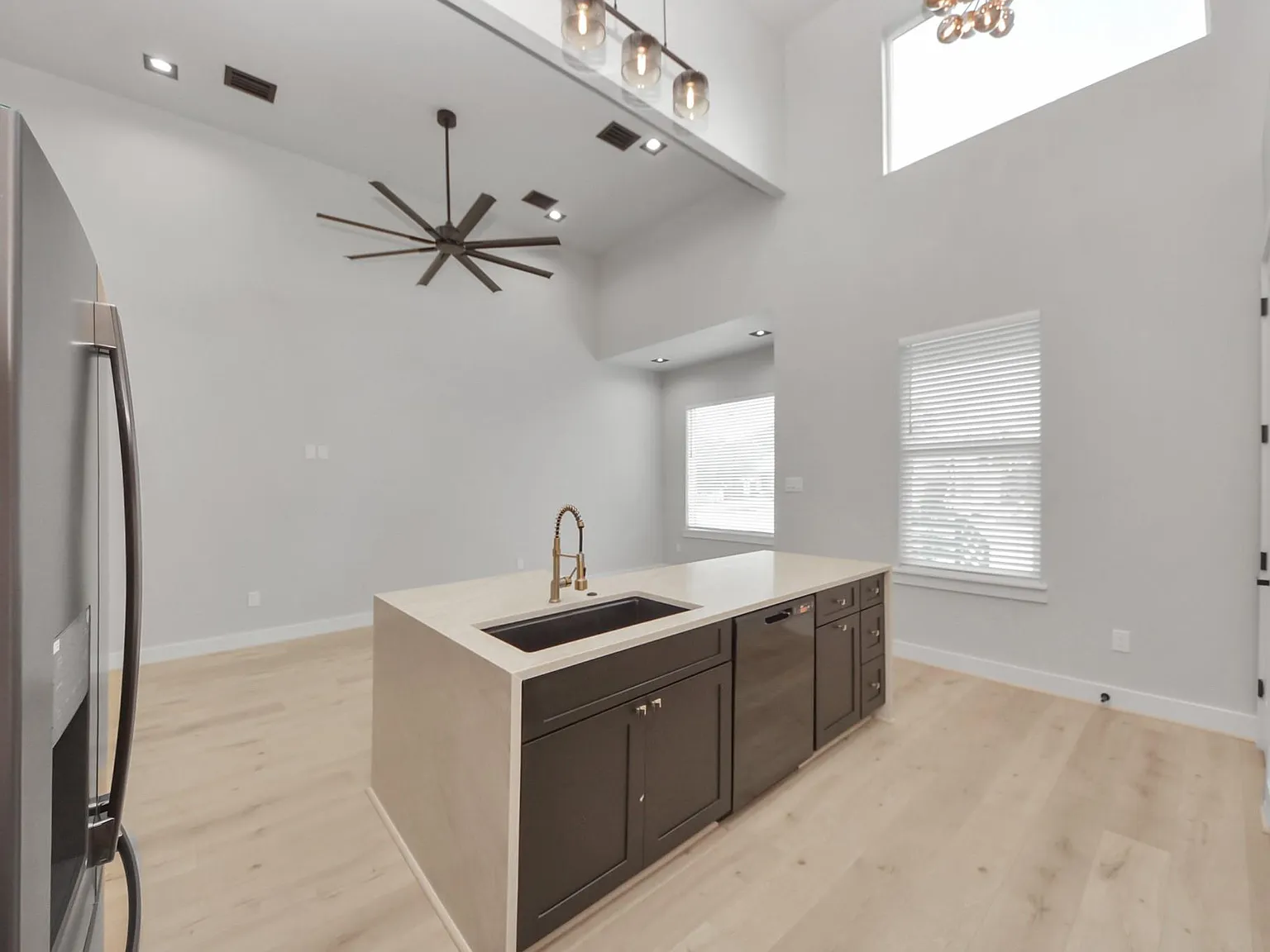 3 bed, 2.5 bath, 3382 sqft, $2,600 — Photo 4
