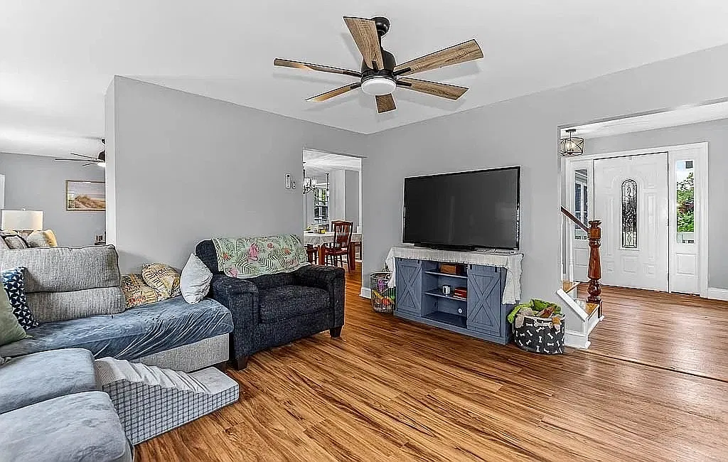 This traditional New England Colonial has plenty of flex living area for needs an oversized lot. — Photo 4