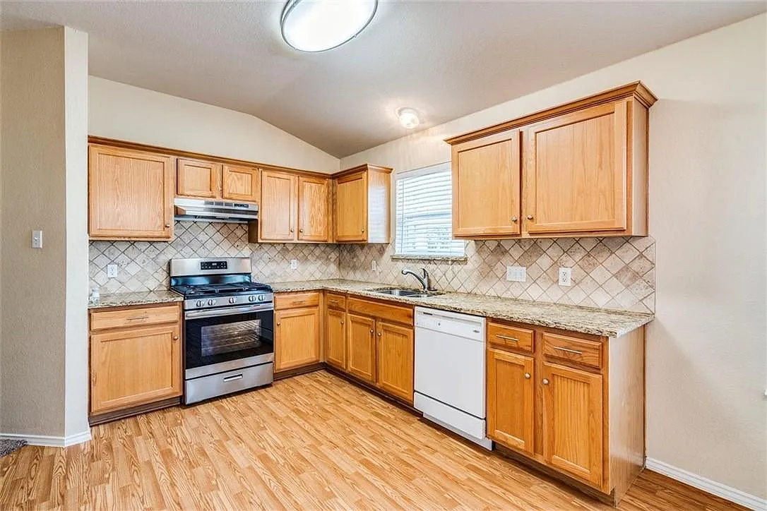 3 bed, 2.0 bath, 1566 sqft, $1,995 — Photo 3