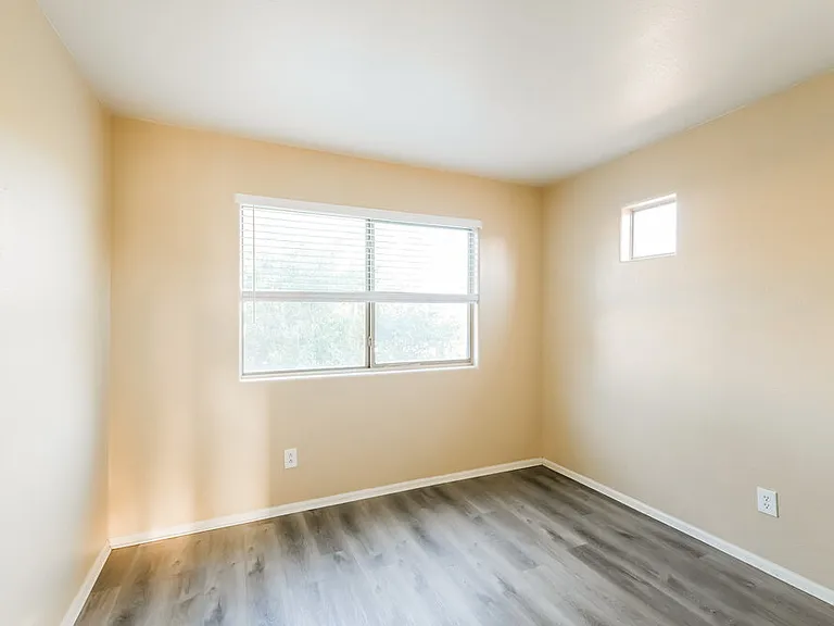 7816 S 48th Dr — Photo 14