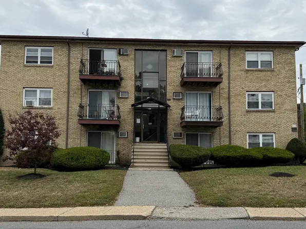81 High St APT 4, Amesbury, MA 01913
