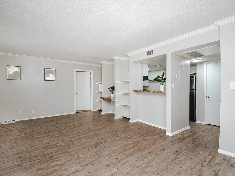 Parkwood Apartments — Photo 34
