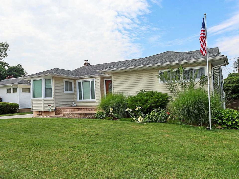 1st image of 504 Spruce Ln