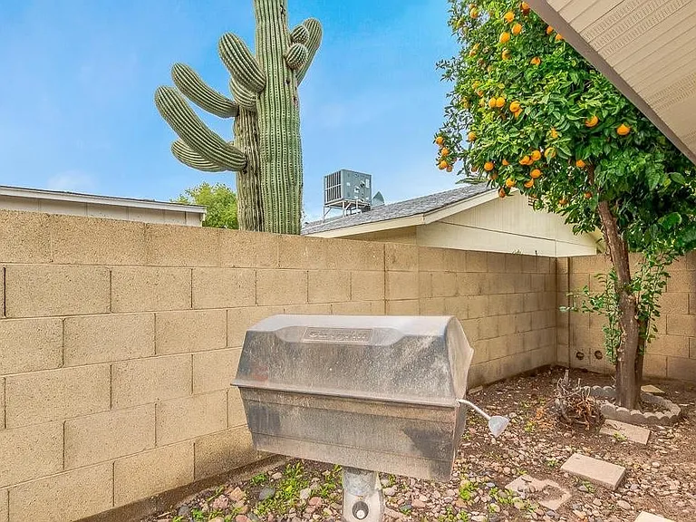 2439 E Del Rio Dr — Photo 47