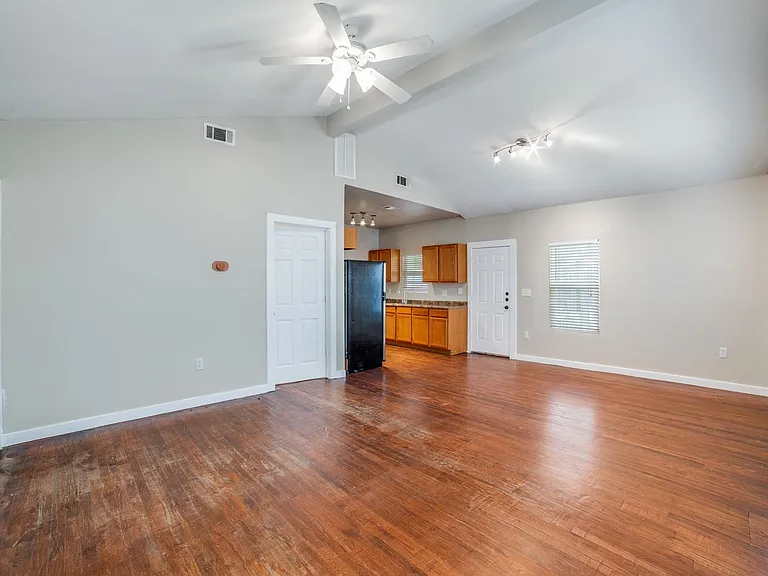 415 Kendall St — Photo 11