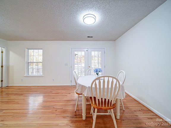 5th image of 122 John Adams Ln