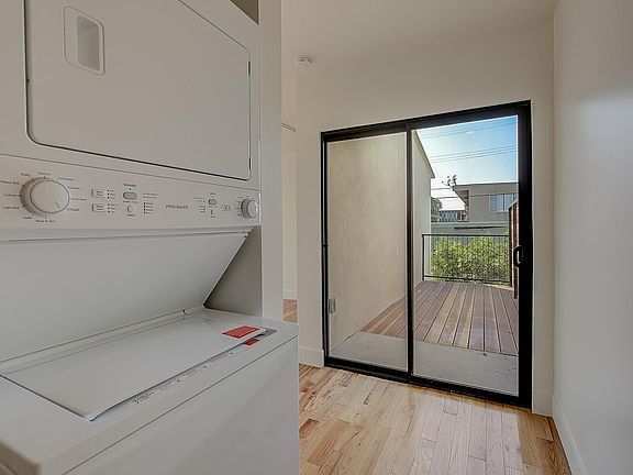 4th image of 515 3/4 Heliotrope Dr