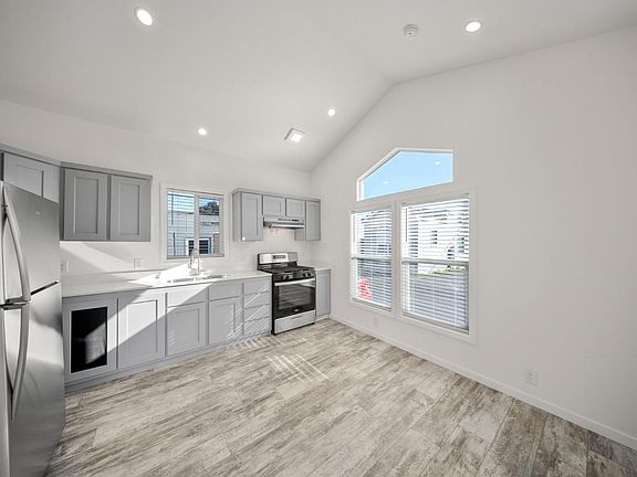 3rd image of 742 Francisco Blvd W #B22