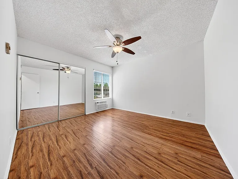 20317 Saticoy St — Photo 28
