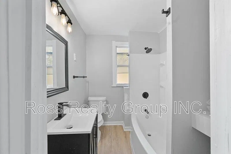 4 bed, 1.5 bath, 1439 sqft, $1,300 — Photo 4