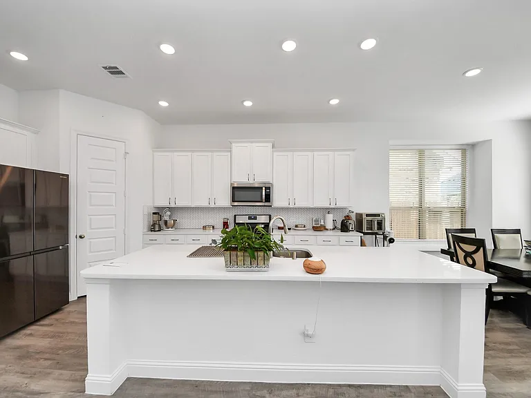 606 Round Lake Dr — Photo 9