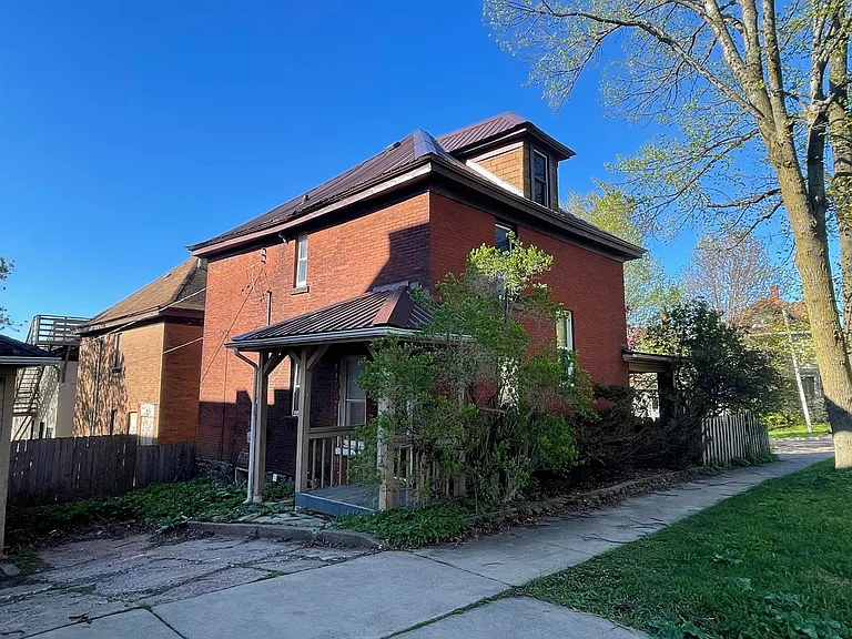 202 S 18th Ave E — Photo 1