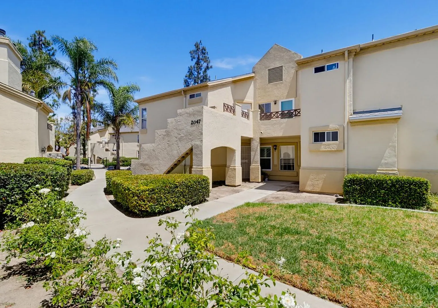 Spacious 2BR/2BA Eastlake Condo with Pool, Gym & Lake Access — Photo 2