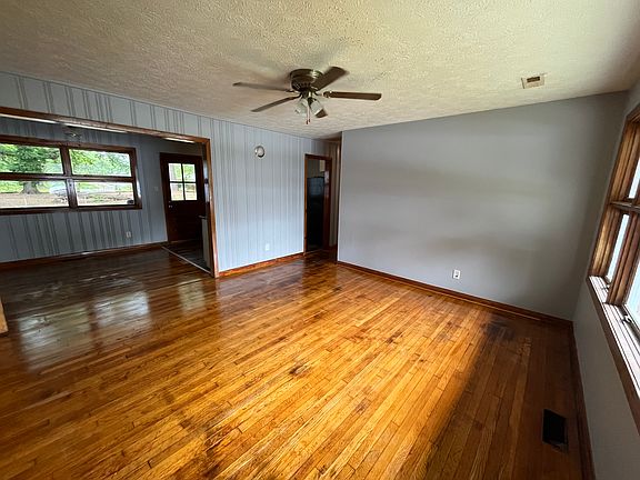 2nd image of 827 Woods Rd