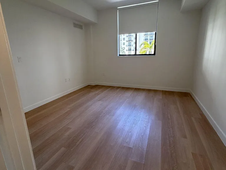 11620 Biscayne Blvd — Photo 7