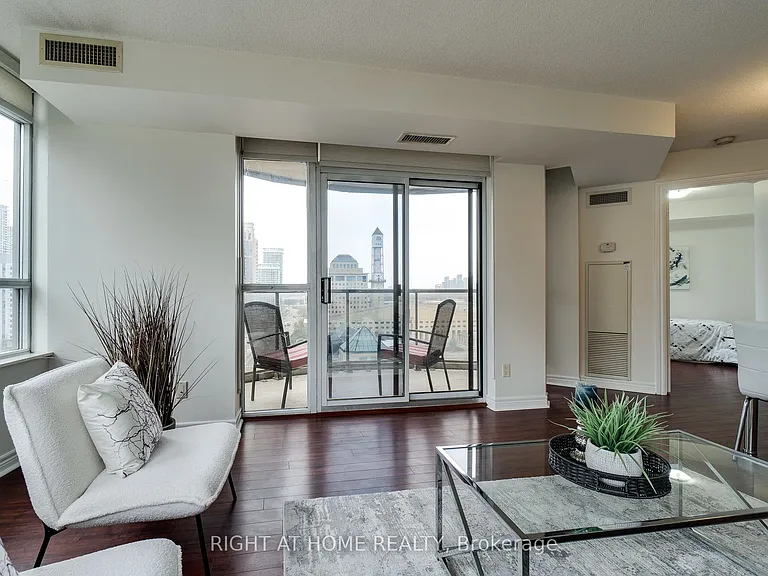 310 Burnhamthorpe Rd W #1713 — Photo 14