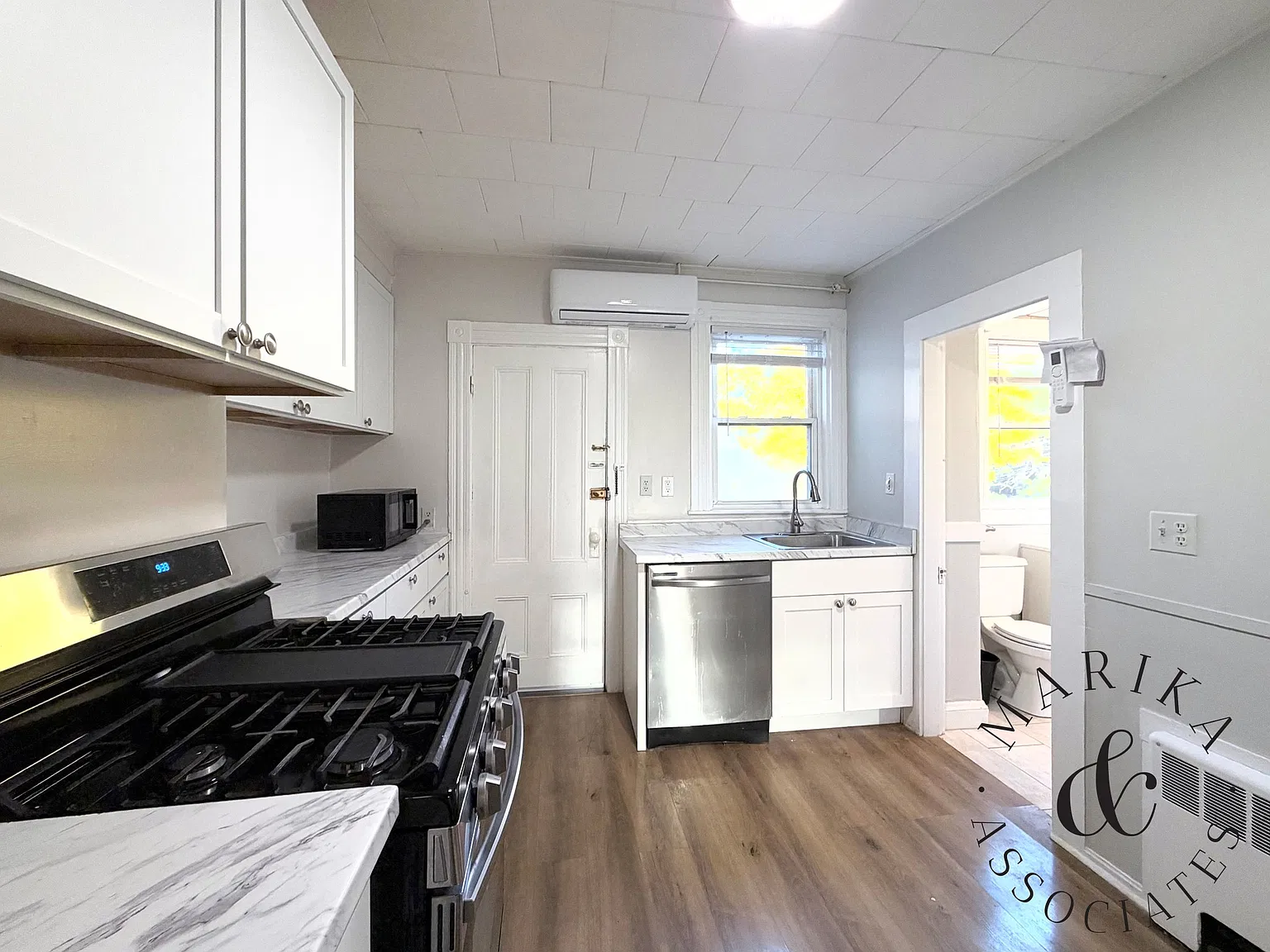 3 bed, 1.0 bath, 950 sqft, $3,000 — Photo 3