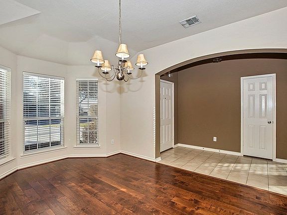5th image of 2830 Beacon Hill Dr