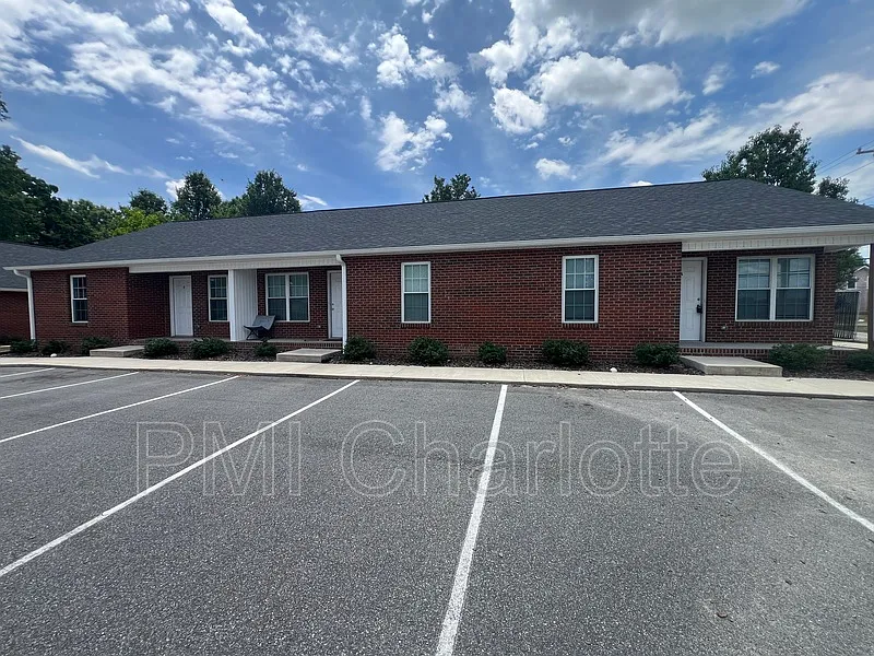 2 bed, 1.0 bath, $975 — Photo 1