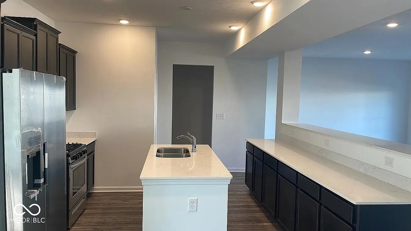 5 bed, 3010 sqft, $2,990 — Photo 2