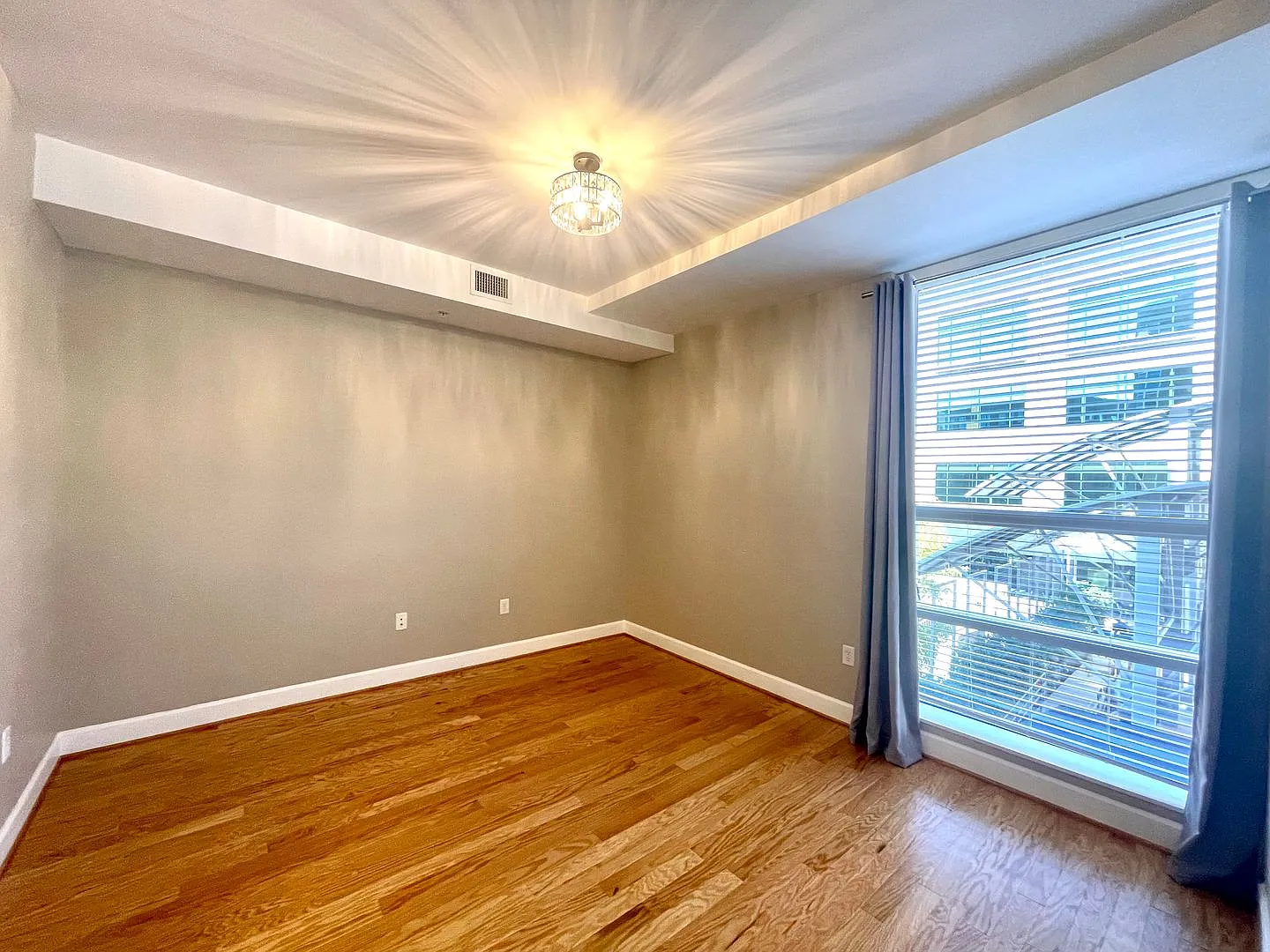 Beautiful 1 bedroom condo with amenities galore! — Photo 3