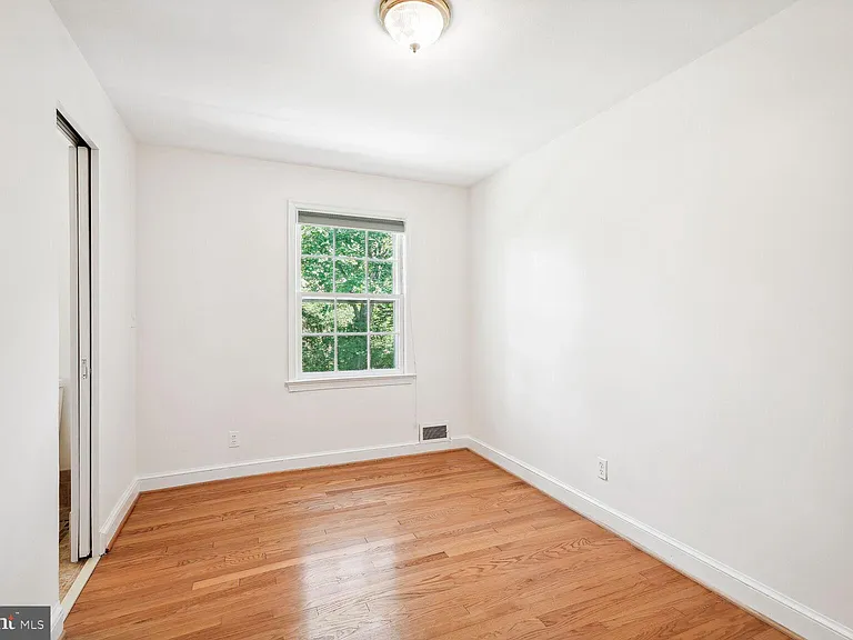 7001 Longwood Dr — Photo 17