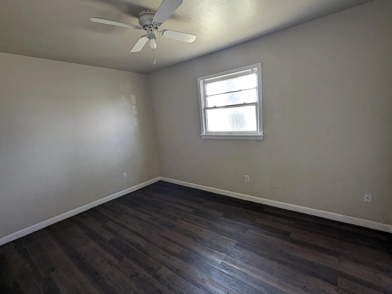 2709 E 10th St — Photo 3