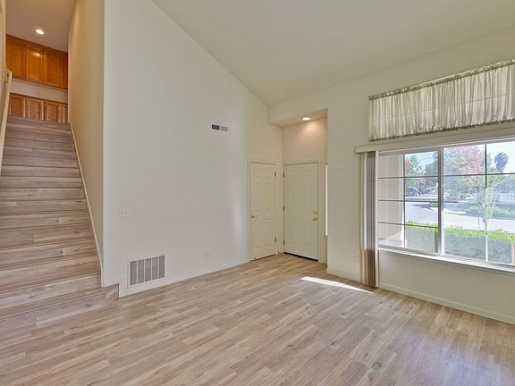 4th image of 2373 Flickinger Ave