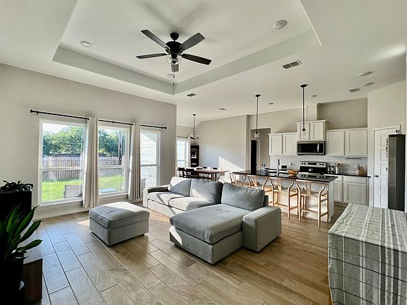 3rd image of 3409 Travis Ct