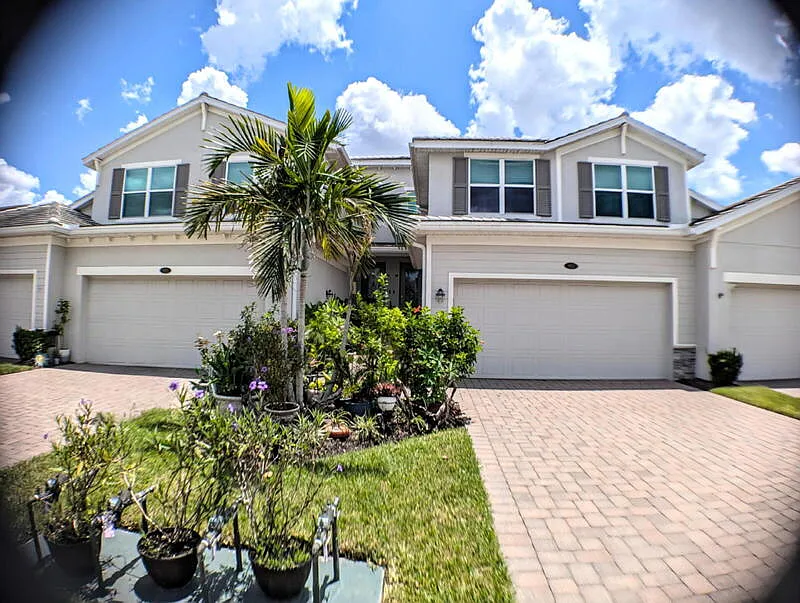 3 bed, 2.0 bath, 2102 sqft, $3,200 — Photo 2