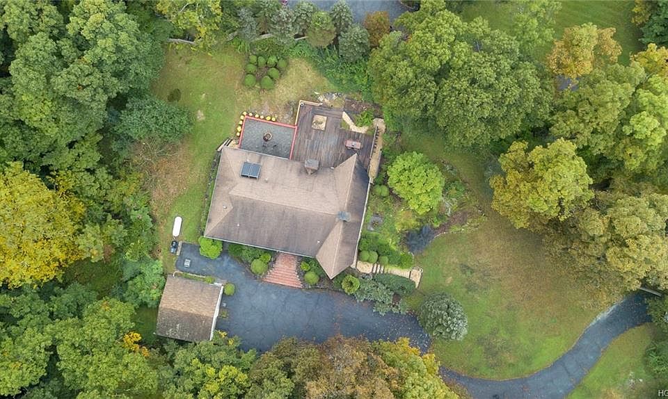 2nd image of 16 Cortlandt Manor Rd