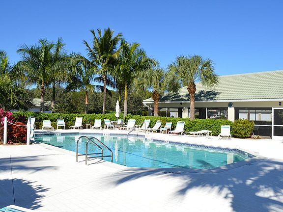 Swimming Pool/Jacuzzi (2nd one) next to condo
