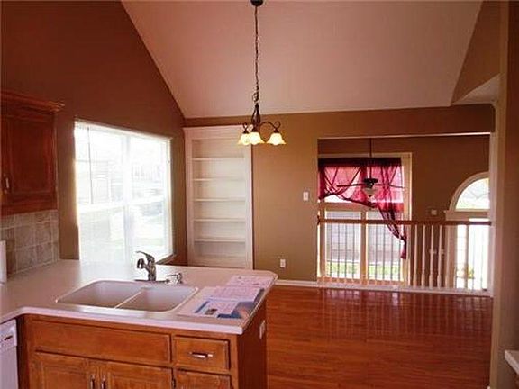 4th image of 931 Wyndham Dr