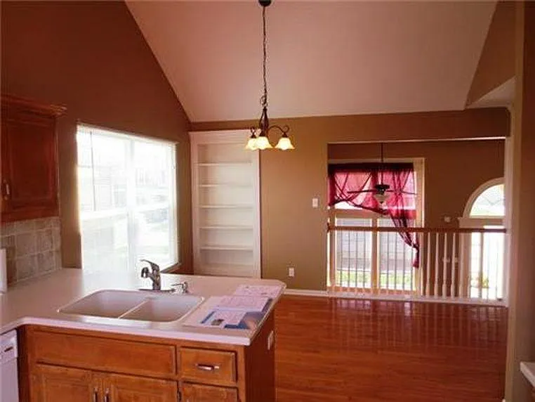 931 Wyndham Dr — Photo 4